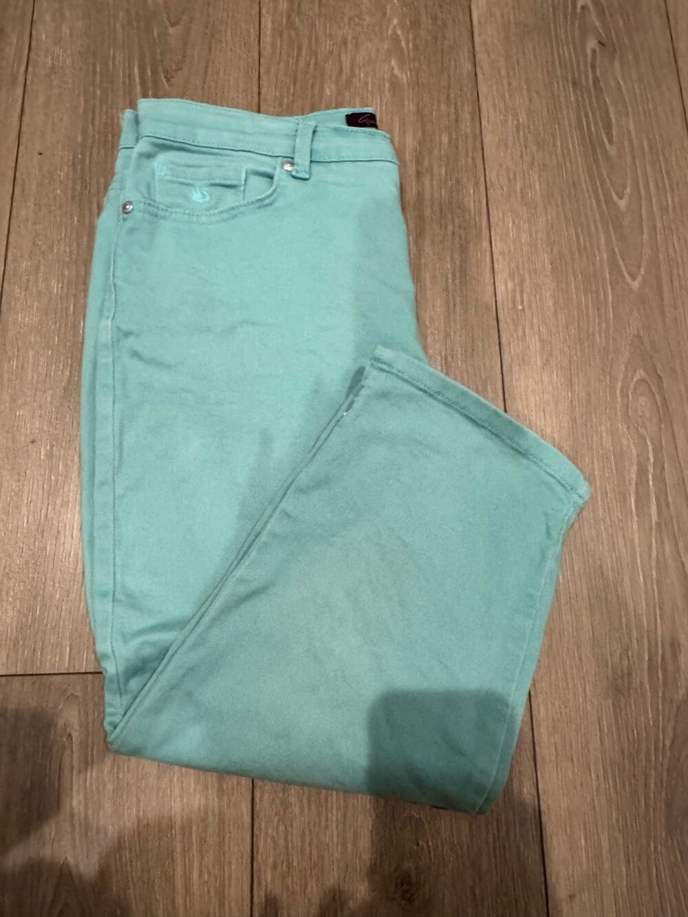 Gloria Vanderbilt Women’s Turquoise Denim Capri Pants – Size 8